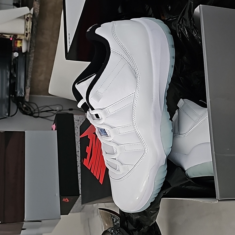 Air Jordan 11 Retro Low